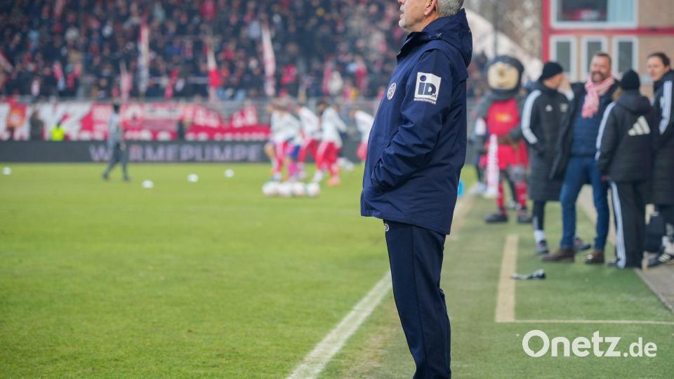 Mainz-Trainer Urs Fischer blickt auf das Spielfeld der Alten Försterei. Bild: Soeren Stache/dpa