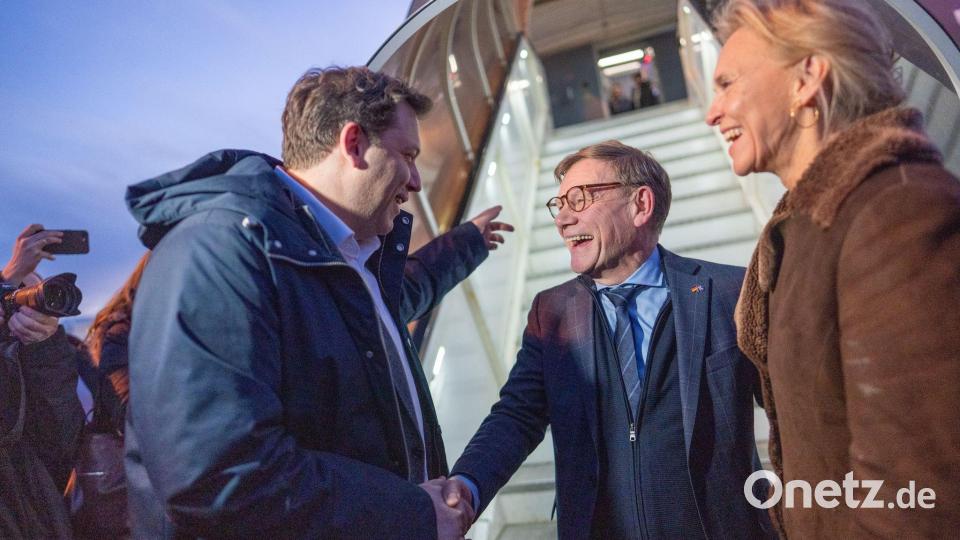 Außenminister Wadephul wurde unten am Flugzeug neben der isländischen Außenministerin Gunnarsdóttir auch von Vizekanzler Lars Klingbeil begrüßt. Bild: Michael Kappeler/dpa