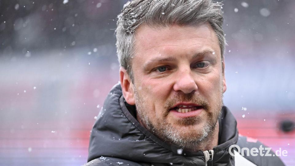 Kölns Trainer Lukas Kwasniok musste nach dem 2:2 in Heidenheim zu einem Fan-Plakat Stellung nehmen. Bild: Harry Langer/dpa