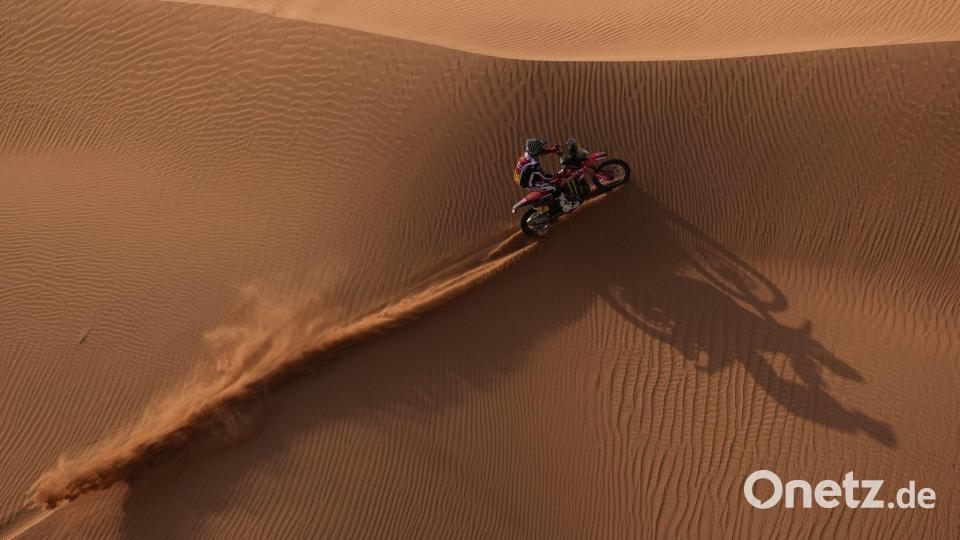 Spuren im Sand. Bild: Thibault Camus/AP/dpa