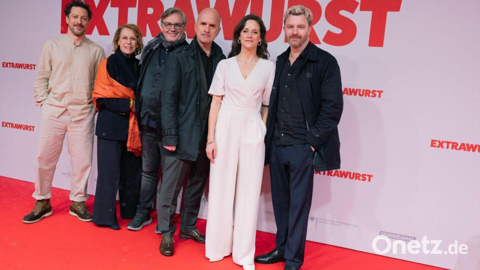 Zum prominenten Ensemble zählen auch Fahri Yardim (l-r), Gaby Dohm, Hape Kerkeling, Christoph Maria Herbst, Anja Knauer und Friedrich Mücke. (Archivbild) Bild: Rolf Vennenbernd/dpa