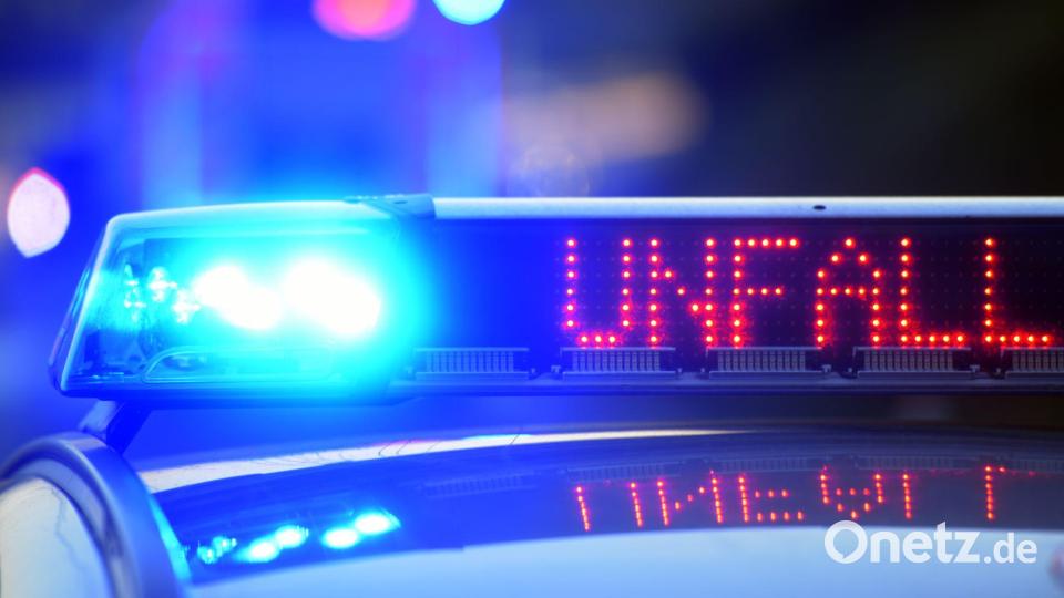 Die Polizei ist am Wochenende mit wetterbedingten Unfällen beschäftigt. (Symbolbild) Bild: Stefan Puchner/dpa