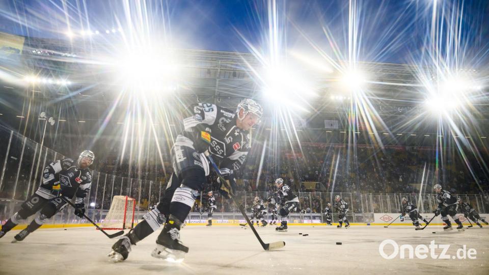 Die Spieler der Dresdner Eislöwen wärmen sich vor dem Spiel gegen die Eisbären Berlin auf. Bild: Robert Michael/dpa