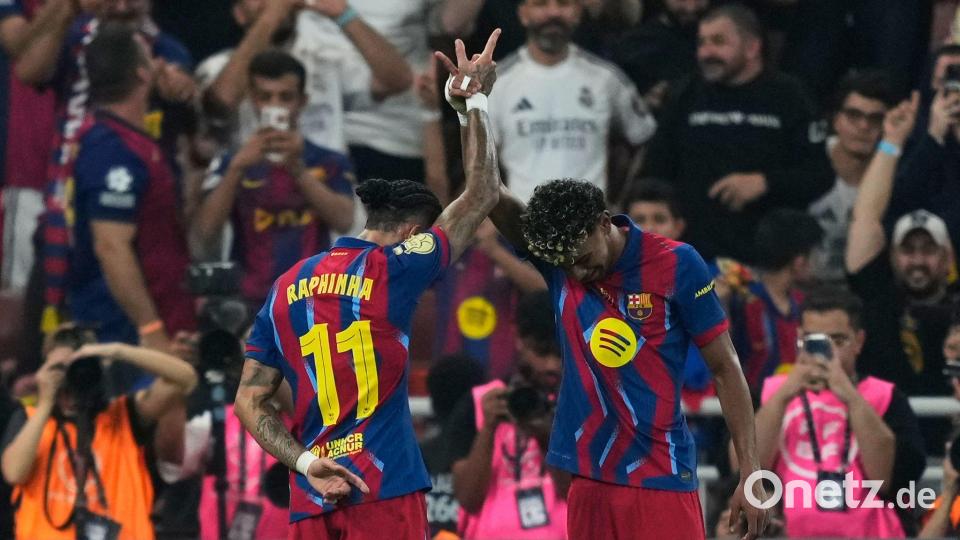 Barcelonas Raphinha (l) feiert mit Teamkollege Lamine Yamal den Führungstreffer. Bild: Altaf Qadri/AP/dpa