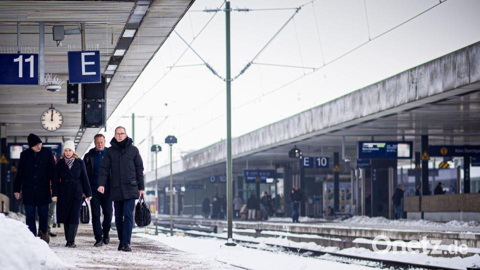 Nagl und Palla: DB informiert in Hannover über Zugverkehr im Winterwetter Bild: Moritz Frankenberg/dpa