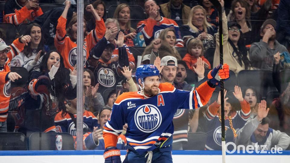 Leon Draisaitl wird von den Oilers-Fans gefeiert. Bild: Jason Franson/The Canadian Press/AP/dpa