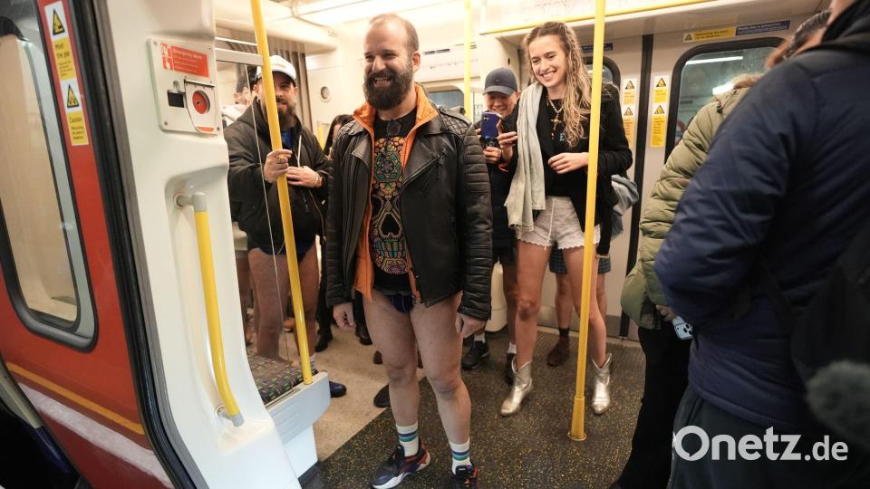 Mitten im Winter fahren Menschen in der britischen Hauptstadt London ohne Hose in die U-Bahn. Bild: Stefan Rousseau/PA Wire/dpa