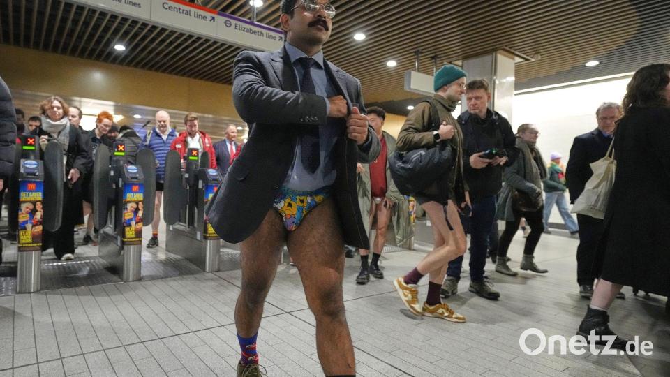 Ohne Hosen in der U-Bahn. Bild: Frank Augstein/AP/dpa