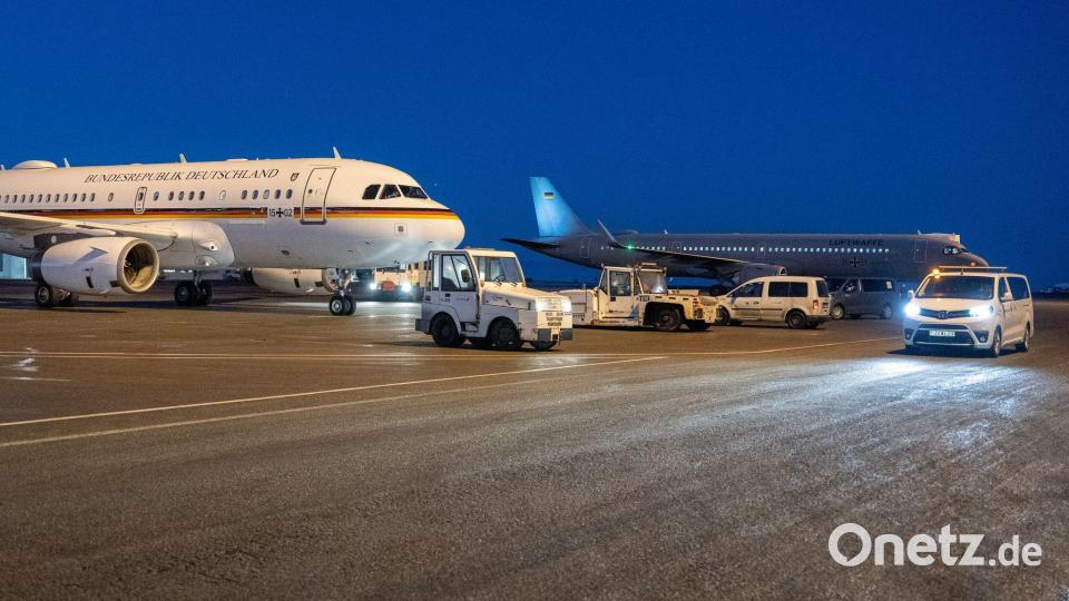 Das Flugzeug (hinten) von Außenminister Wadephul (CDU) steht neben dem Airbus A319 von Bundesfinanzminister Klingbeil (SPD). Bild: Michael Kappeler/dpa