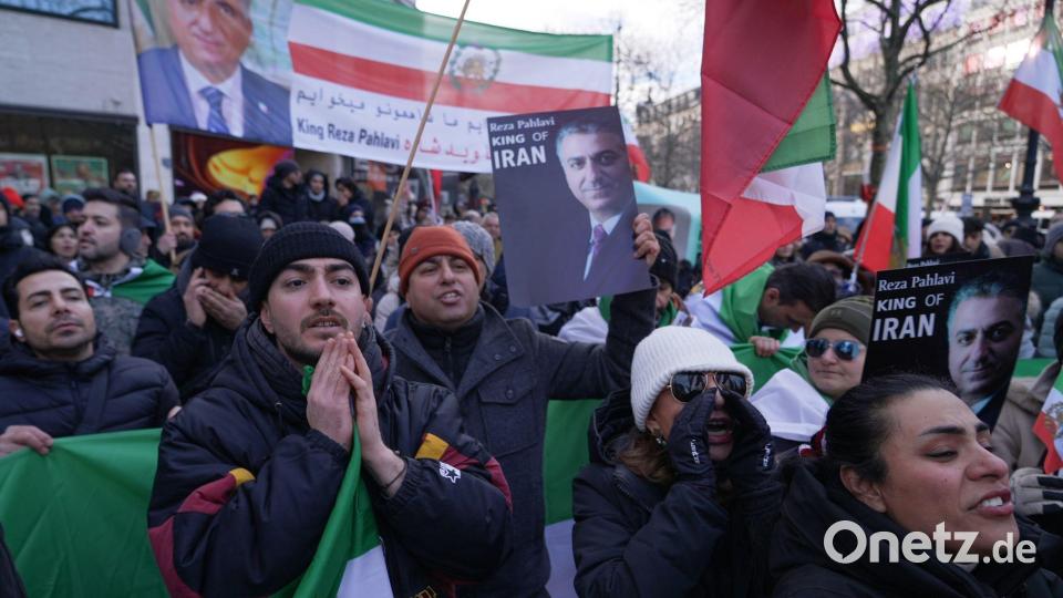 Aus Solidarität mit den Demonstranten im Iran gingen auch in Berlin und Frankfurt am Main Menschen auf die Straße. Bild: Sven Kaeuler/dpa