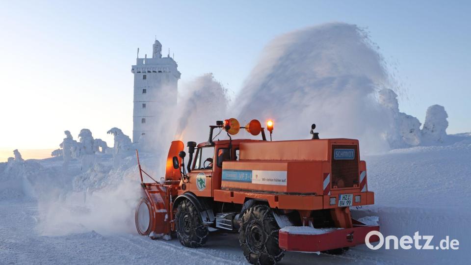 Schneefräse im Einsatz: Zweistellige Minusgrade auf dem Brocken Bild: Matthias Bein/dpa