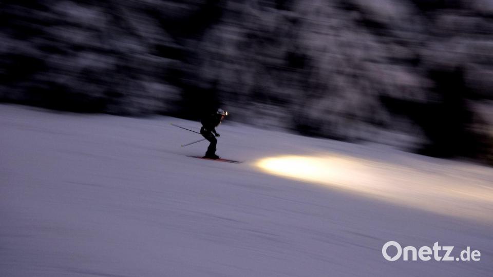 Ein Teilnehmer des Skitouren-Everesting-Events fährt den Fichtelberg hinab. Bild: Sebastian Willnow/dpa