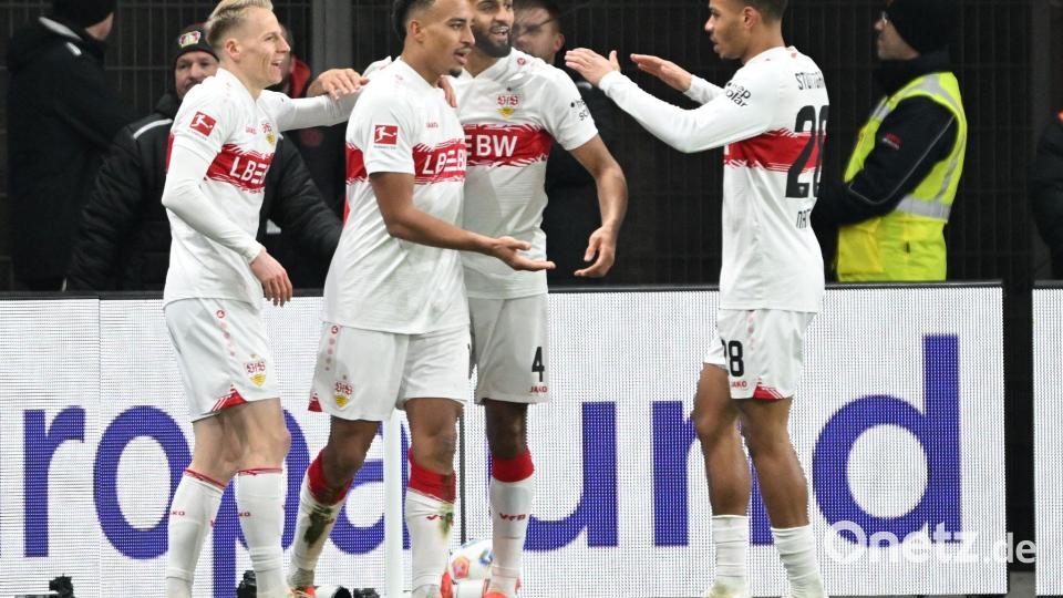Matchwinner Jamie Leweling holt sich die Glückwünsche seiner Stuttgarter Teamkollegen ab Bild: Federico Gambarini/dpa