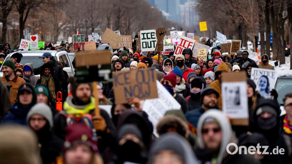 Demonstranten marschieren während einer Kundgebung für eine Frau, die Anfang der Woche von einem ICE-Beamten in Minneapolis erschossen wurde. Bild: Christopher Katsarov/The Canadian Press/AP/dpa
