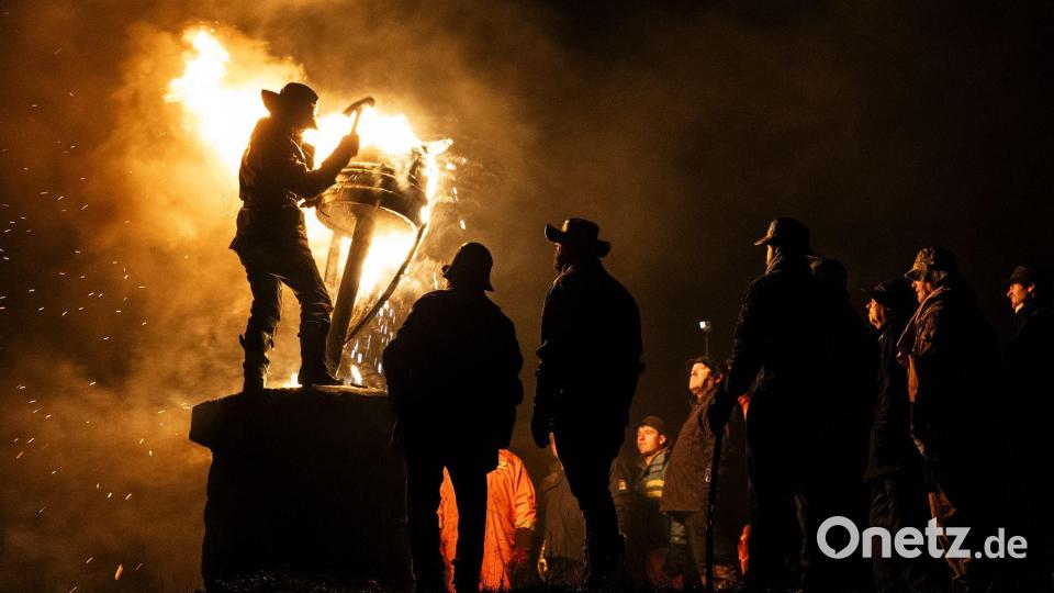 Menschen nehmen am Feuerfest "Burning of the Clavie" in Burghead in Großbritannien teil. Bild: Jane Barlow/PA Wire/dpa