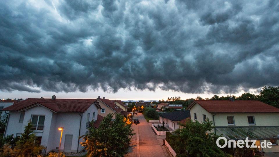 Dunkle Wolken am bayerischen Immobilienmarkt: Hohe Preise und ein kaum überblickbares Dickicht an Formalien verhindert in Bayern oft den Kauf eines Hauses oder einer Wohnung. Archivbild: Armin Weigel/dpa