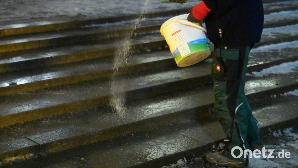 Überfrierender Regen kann gefährlich werden - für Fußgänger ebenso wie im Straßen- und Bahnverkehr. Bild: Malin Wunderlich/dpa