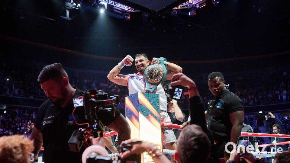 Präsentiert seinen Interimsgürtel: Boxprofi Agit Kabayel. Bild: Bernd Thissen/dpa