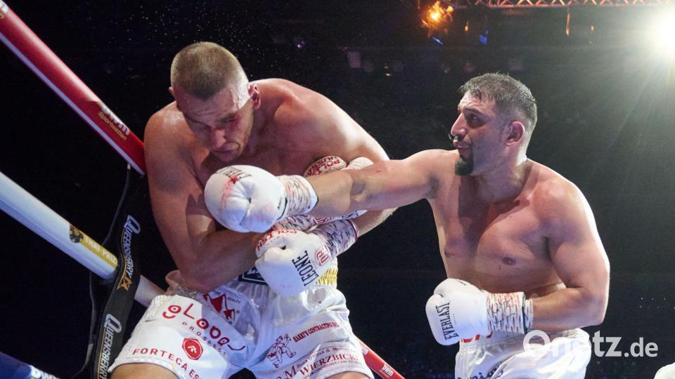 Agit Kabayel (r) in Aktion gegen Damian Knyba. Bild: Bernd Thissen/dpa