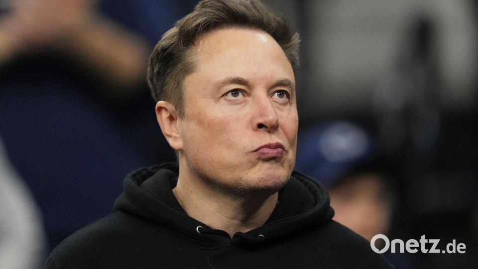Elon Musk verteidigt seine Online-Plattform trotz überwältigender Kritik aus Europa und Asien vehement. (Archivbild) Bild: Matt Rourke/AP/dpa