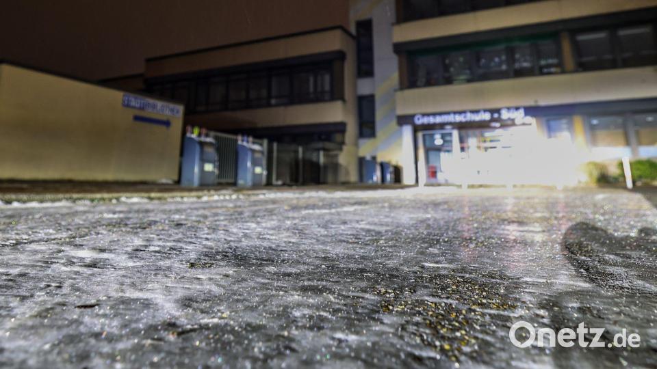 Am Morgen war es an vielen Orten spiegelglatt. An vielen Schulen fiel der Präsenzunterricht aus. Bild: Christoph Reichwein/dpa