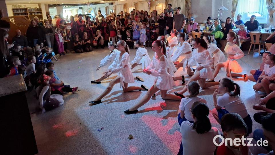 Die Tänzerinnen von „Dance Surprise“ fanden großes Interesse. Bild: gz