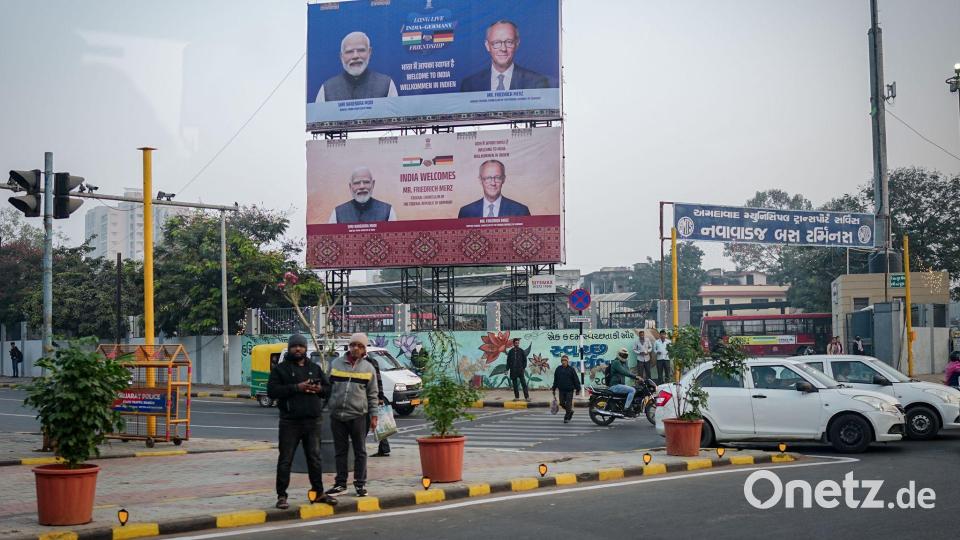 Mit großen Schildern heißt Modi seinen Gast willkommen. Bild: Kay Nietfeld/dpa