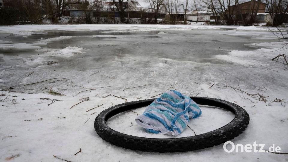 Die Kamera lief noch, als die Einsatzkräfte zur Suche des Eisbaders eintrafen. Bild: Philip Dulian/dpa