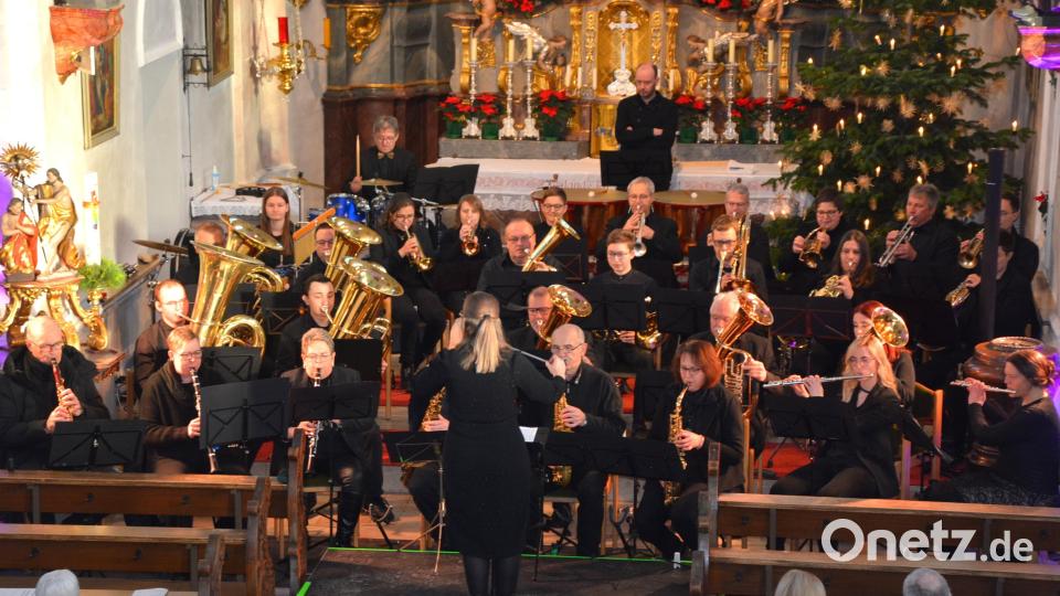 Die Blaskapelle Konnersreuth begräüßte das neue Jahr mit einem anspruchsvollen Konzert in der Pfarrkirche. Bild: jr