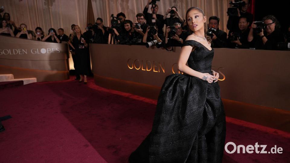 Ariana Grande trug eine lange schwarze Robe. Bild: Jordan Strauss/Invision/AP/dpa