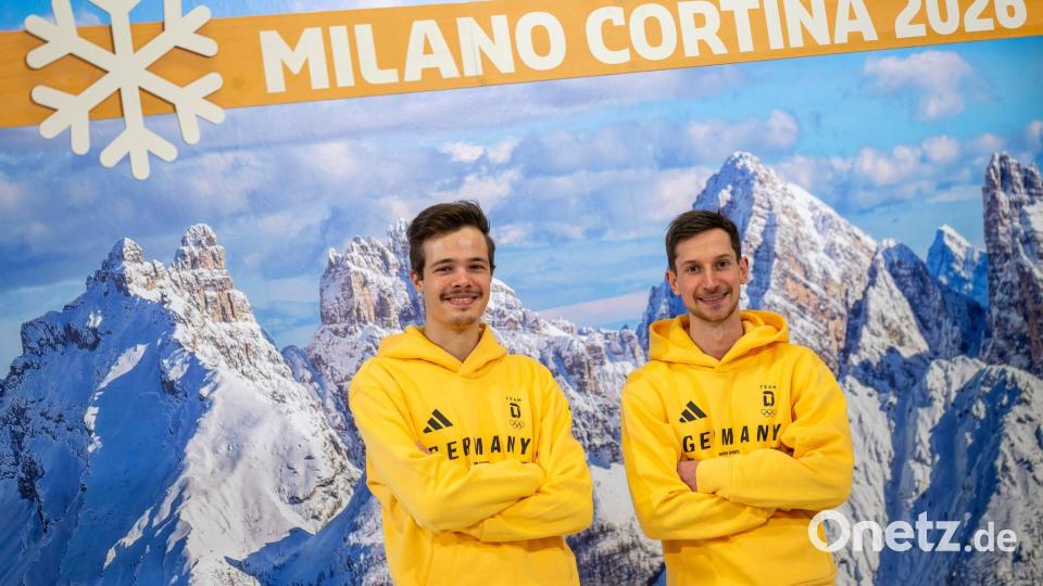 Philipp Raimund (l) und Felix Hoffmann (r) bei der Olympia-Einkleidung. Bild: Peter Kneffel/dpa