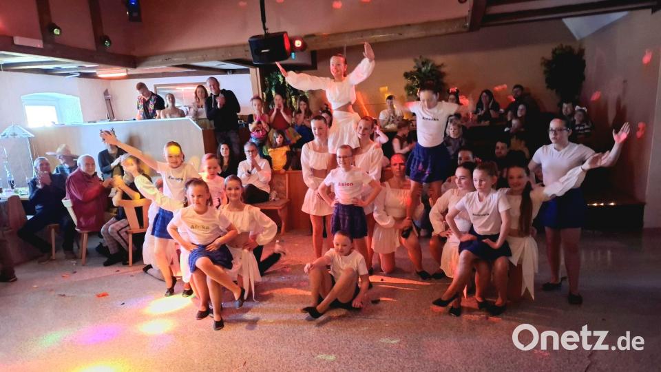 Mit einer Pyramide endete der Auftritt der Mädels von "Dance Surprise". Bild: gz