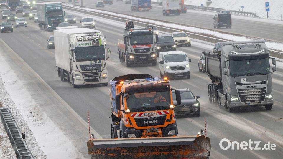 Räumfahrzeuge sind im Freistaat unterwegs. Bild: Peter Kneffel/dpa