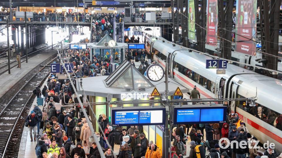Am Hamburger Hauptbahnhof strandeten infolge der Ausfälle Tausende Fahrgäste. (Archivbild) Bild: Bodo Marks/dpa