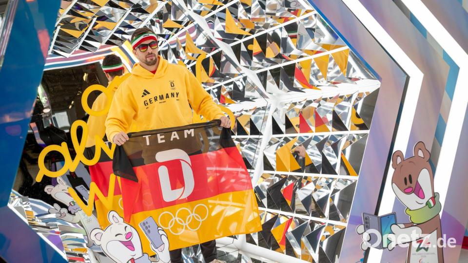 Der deutsche Eishockeyspieler Fabio Wagner steht während der Einkleidung für die Olympischen Winterspiele in Mailand für ein Video in einer verspiegelten Box. Bild: Peter Kneffel/dpa