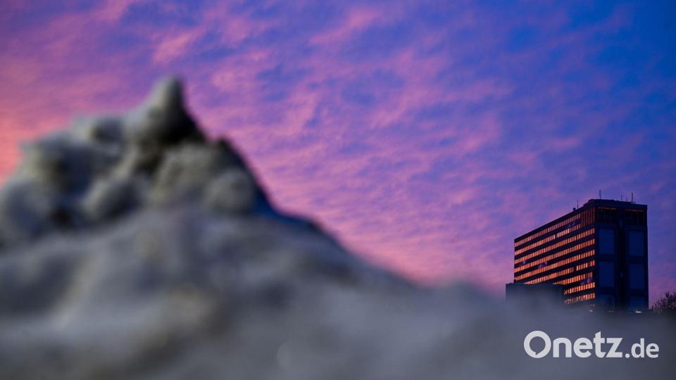 Schnee liegt am Morgen vor einem Berliner Hochhaus. Bild: Sebastian Gollnow/dpa