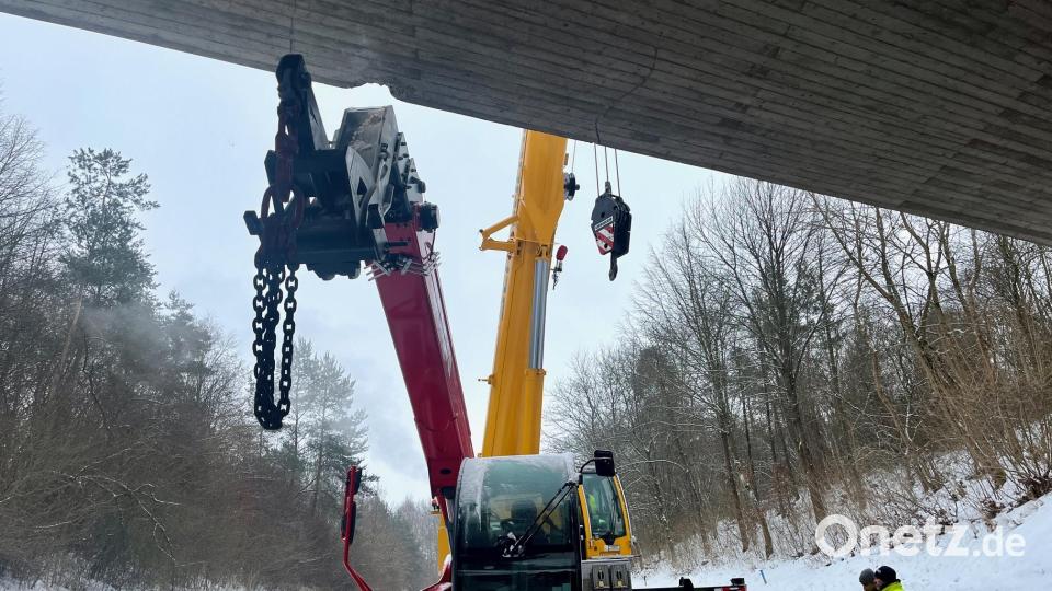 Eine Schadstelle an der Brücke ist auf diesem Bild erkennbar. Bild: Gabi Schönberger