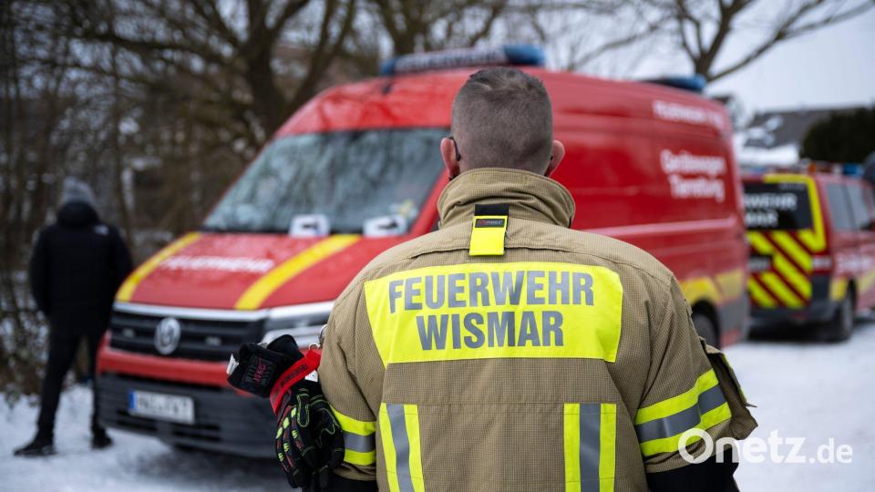 In Wismar ist eine Leiche aus einem Teich geborgen worden. Bild: Philip Dulian/dpa