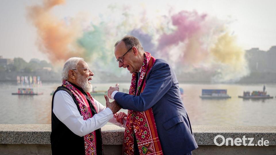 Narendra Modi, Premierminister von Indien, und Bundeskanzler Friedrich Merz (r, CDU) stehen am Rande eines Drachenfestivals vor einem Feuerwerk am Ufer des Sabarmati in Ahmedabad. Bild: Kay Nietfeld/dpa