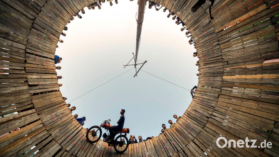 Der „Brunnen des Todes“ ist eine gefährliche Stuntshow, die in Zirkussen und auf Messen in Bangladesch, Indien und anderen asiatischen Ländern aufgeführt wird. Bild: Al Nasim Talukdar Rajib/ZUMA Press Wire/dpa