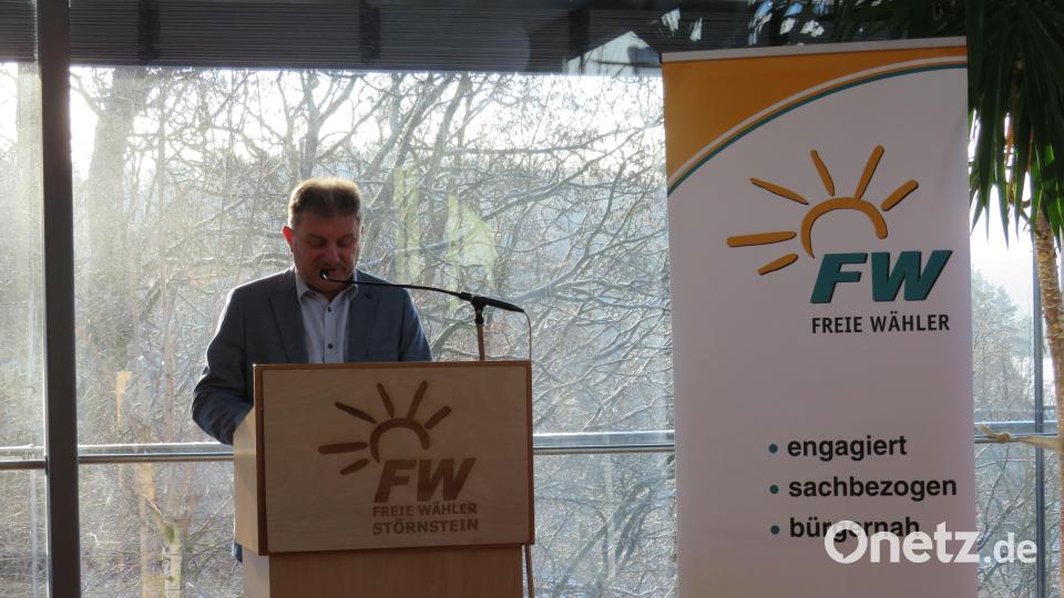 Freie-Wähler-Vorsitzender Hans Confal dankte den Ehrenamtlichen. Bild: adj