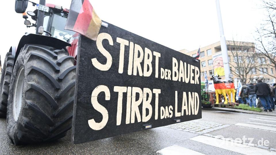 Landwirte demonstrieren mit einem Traktor mit einem Schild „Stirbt der Bauer, Stirbt das Land“ vor dem Landwirtschaftsministerium. Bild: Bernd Weißbrod/dpa