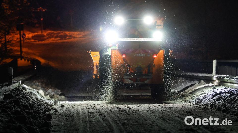 Der Winterdienst war an vielen Orten im Großeinsatz. Bild: Christoph Reichwein/dpa