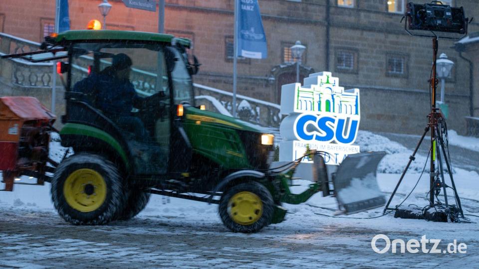 Auch am Tagungsort der CSU-Landtagsfraktion herrscht frostiges Winterwetter. Bild: Pia Bayer/dpa