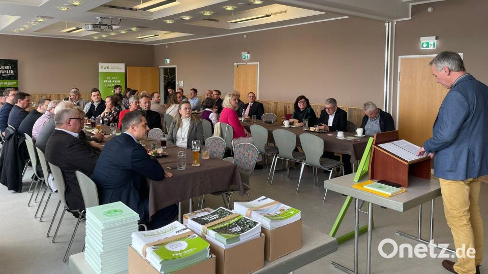 Der Vorsitzende der PWG Oberviechtach, Michael Preiß, zeigte in seinem Festvortrag die Erfolge von 70 Jahre PWG auf. Bild: wel