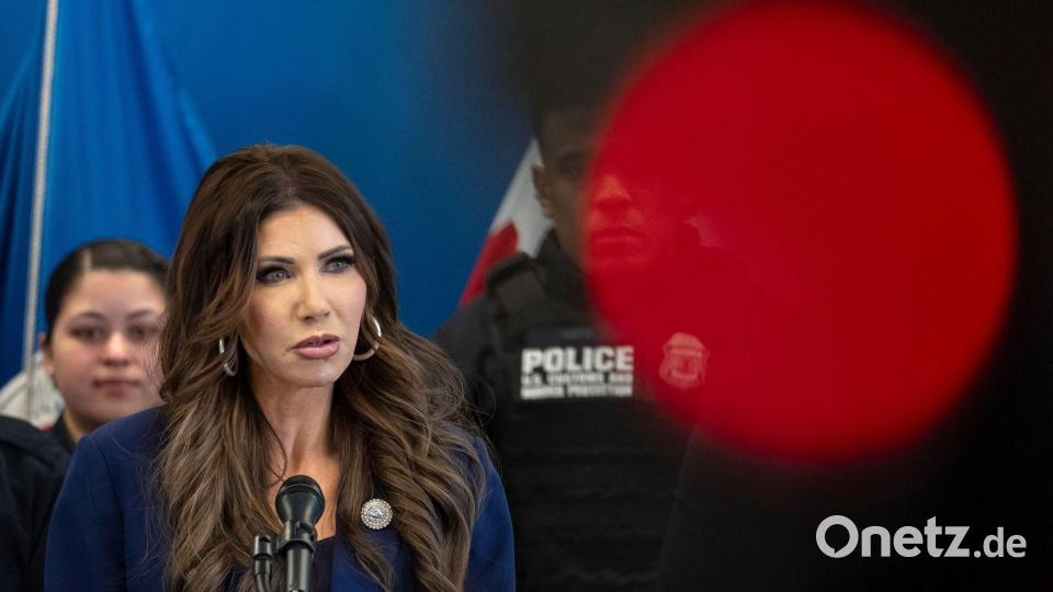 Kündigt die Entsendung Hunderter weiterer Bundesbeamter nach Minneapolis an - US-Heimatschutzministerin Kristi Noem. (Archivbild) Bild: Yuki Iwamura/AP/dpa