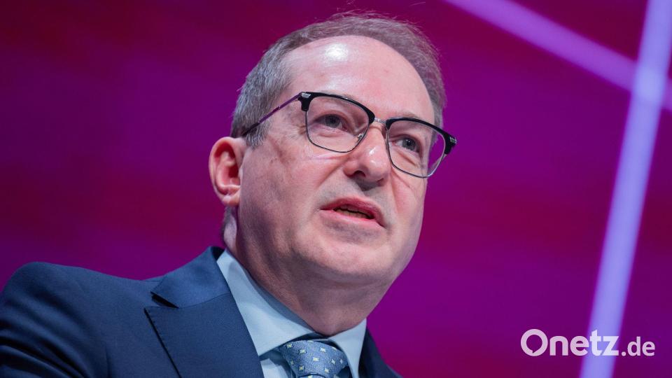 Bundesinnenminister Alexander Dobrindt will mehr Mitarbeiter des Verfassungschutzes im Kampf gegen den Linksextremismus einsetzen. Bild: Rolf Vennenbernd/dpa
