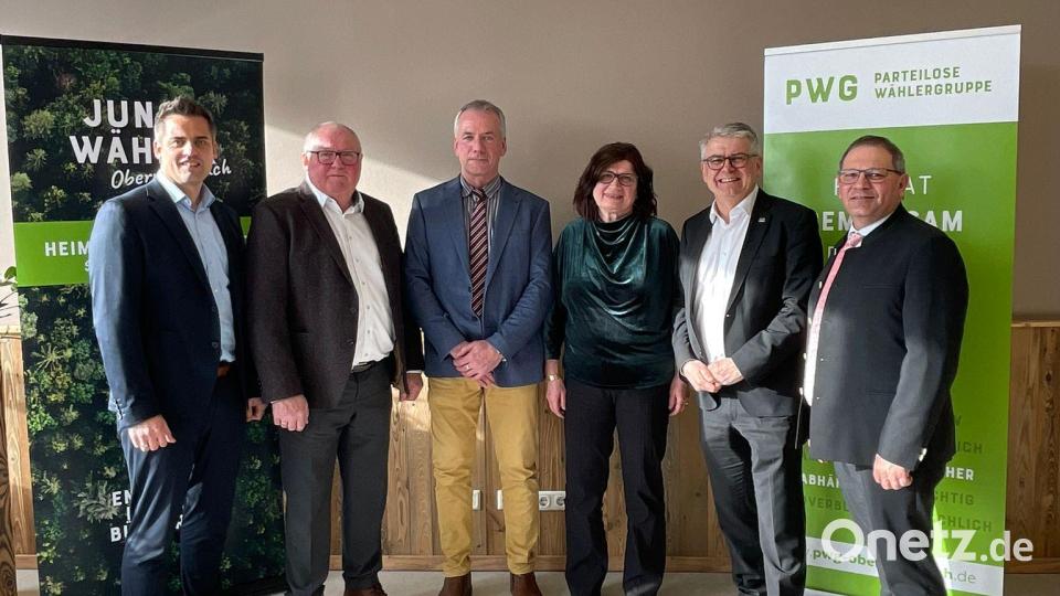 Bürgermeister Rudolf Teplitzky, Heinz Weigl, Michael Preiß, MdL Martin Scharf und Egbert Völkl (von links) freuen sich, das Jubiläum "70 Jahre PWG Oberviechtach" feiern zu können. Als besonderer Gast war Regine Götz, die Tochter von PWG-Urgestein Otto Lehner, anwesend. Bild: wel