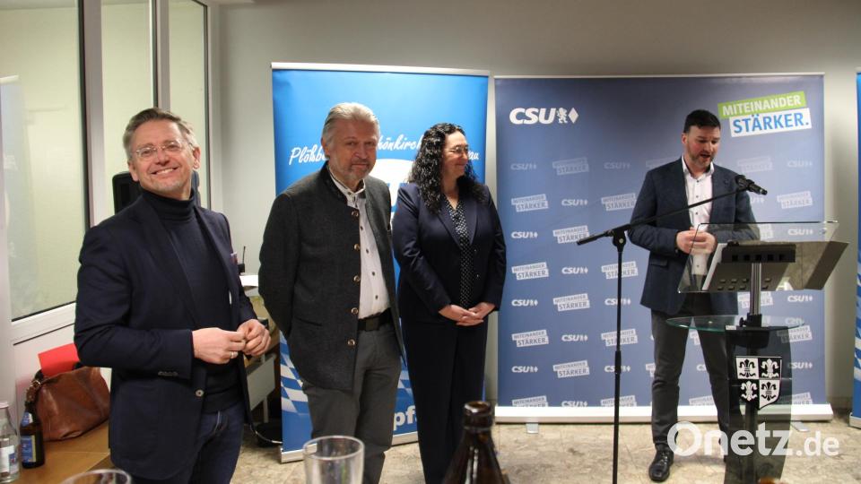 MdL Tobias Reiß, Bürgermeister Lothar Müller, CSU-Bürgermeisterkandidatin Tina Zeitler und Adalbert Zölch, Vorsitzender der CSU-Dachorganisation Plößberg (von links) waren die Redner beim Neujahrsempfang der CSU-Dachorganisation Plößberg. Bild: prh