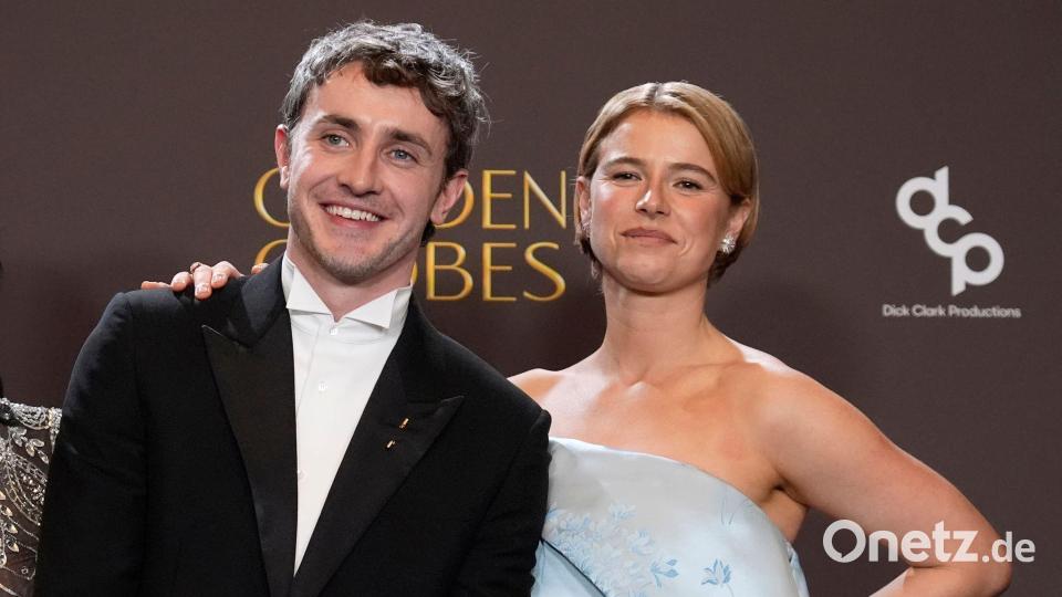 Die Irin Jessie Buckley freut sich über ihren ersten Golden Globe. Bild: Chris Pizzello/Invision/AP/dpa